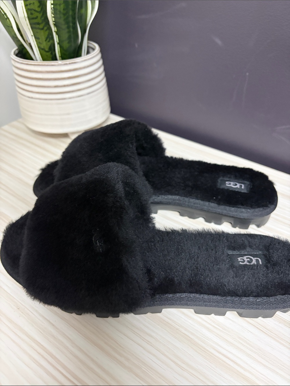 UGG Women’s Black PLUSH Slide Slippers!! NWOT!!!!🖤